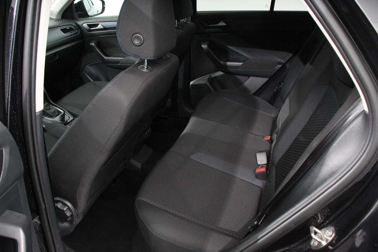 Volkswagen T-Roc 1.5 TSI DSG Active Volkswagen T-Roc 1.5 TSI Active | Navigatie | App Connect | Climate Control | Cruise control Adaptive | PDC VA | App | Winter Pack