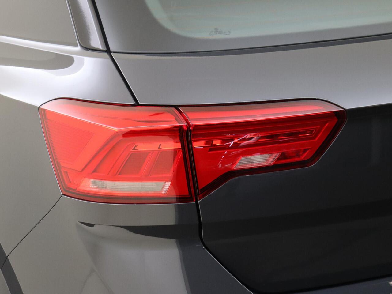 Volkswagen T-Roc 1.0 TSI Style | Panoramadak | Trekhaak | Navigatie | Digital cockpit Pro | Adaptieve cruise control | Parkeersensoren | Elektrische achterklep |