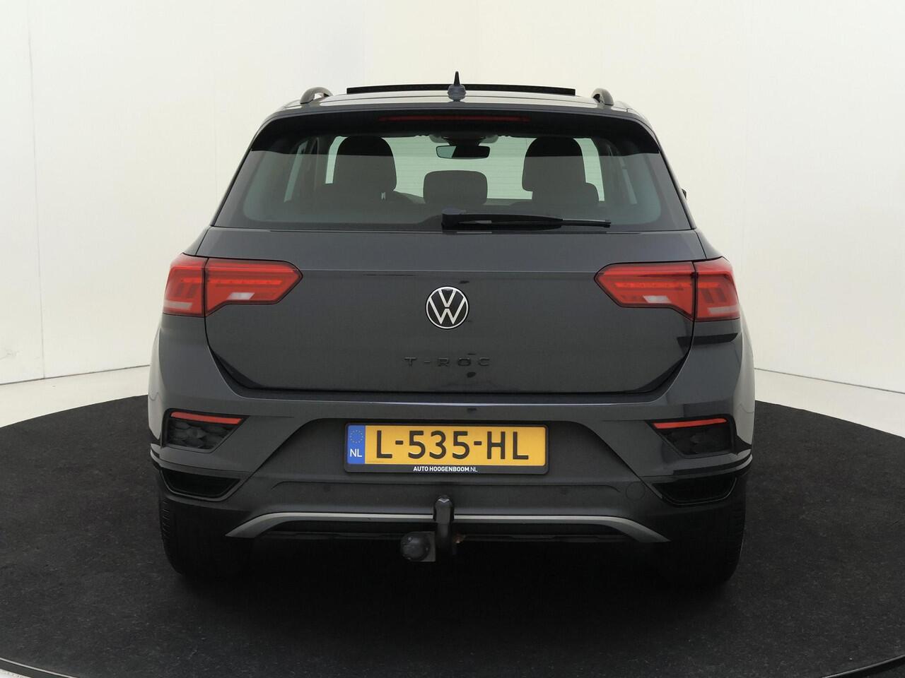 Volkswagen T-Roc 1.0 TSI Style | Panoramadak | Trekhaak | Navigatie | Digital cockpit Pro | Adaptieve cruise control | Parkeersensoren | Elektrische achterklep |