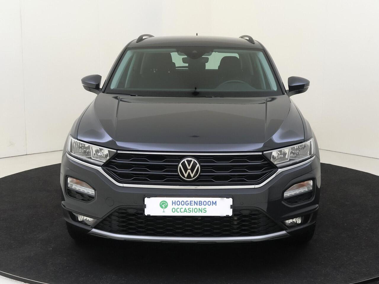Volkswagen T-Roc 1.0 TSI Style | Achteruitrijcamera | Navigatie | Adaptieve cruise control | CarPlay | Draadloze telefoonlader | Parkeersensoren |