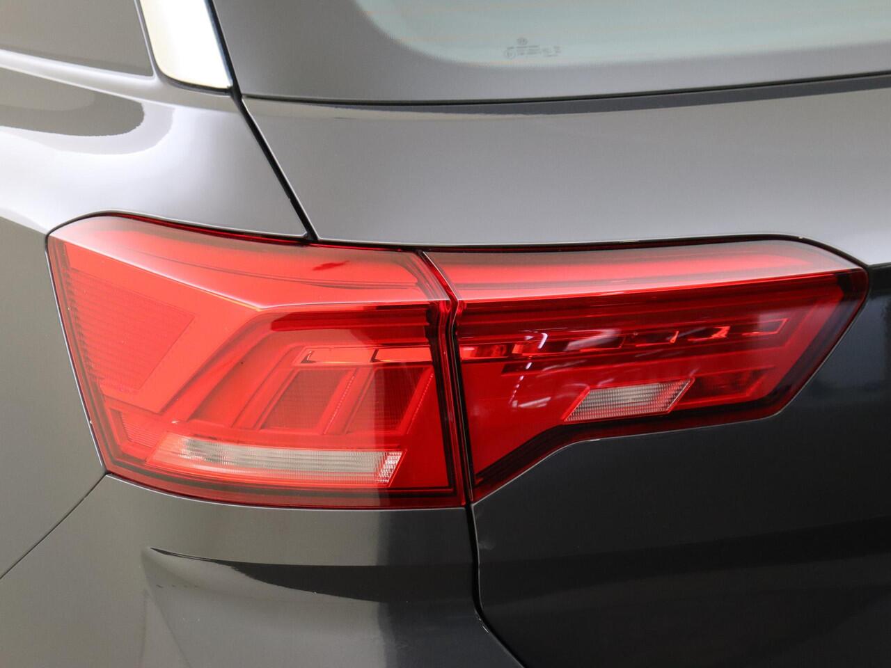 Volkswagen T-Roc 1.0 TSI Style | Achteruitrijcamera | Navigatie | Adaptieve cruise control | CarPlay | Draadloze telefoonlader | Parkeersensoren |