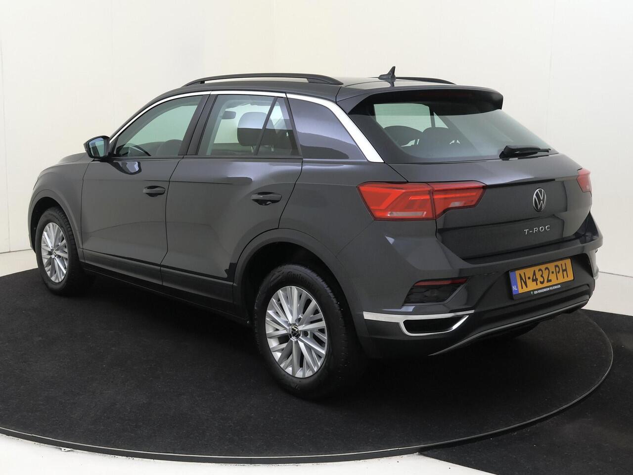 Volkswagen T-Roc 1.0 TSI Style | Achteruitrijcamera | Navigatie | Adaptieve cruise control | CarPlay | Draadloze telefoonlader | Parkeersensoren |