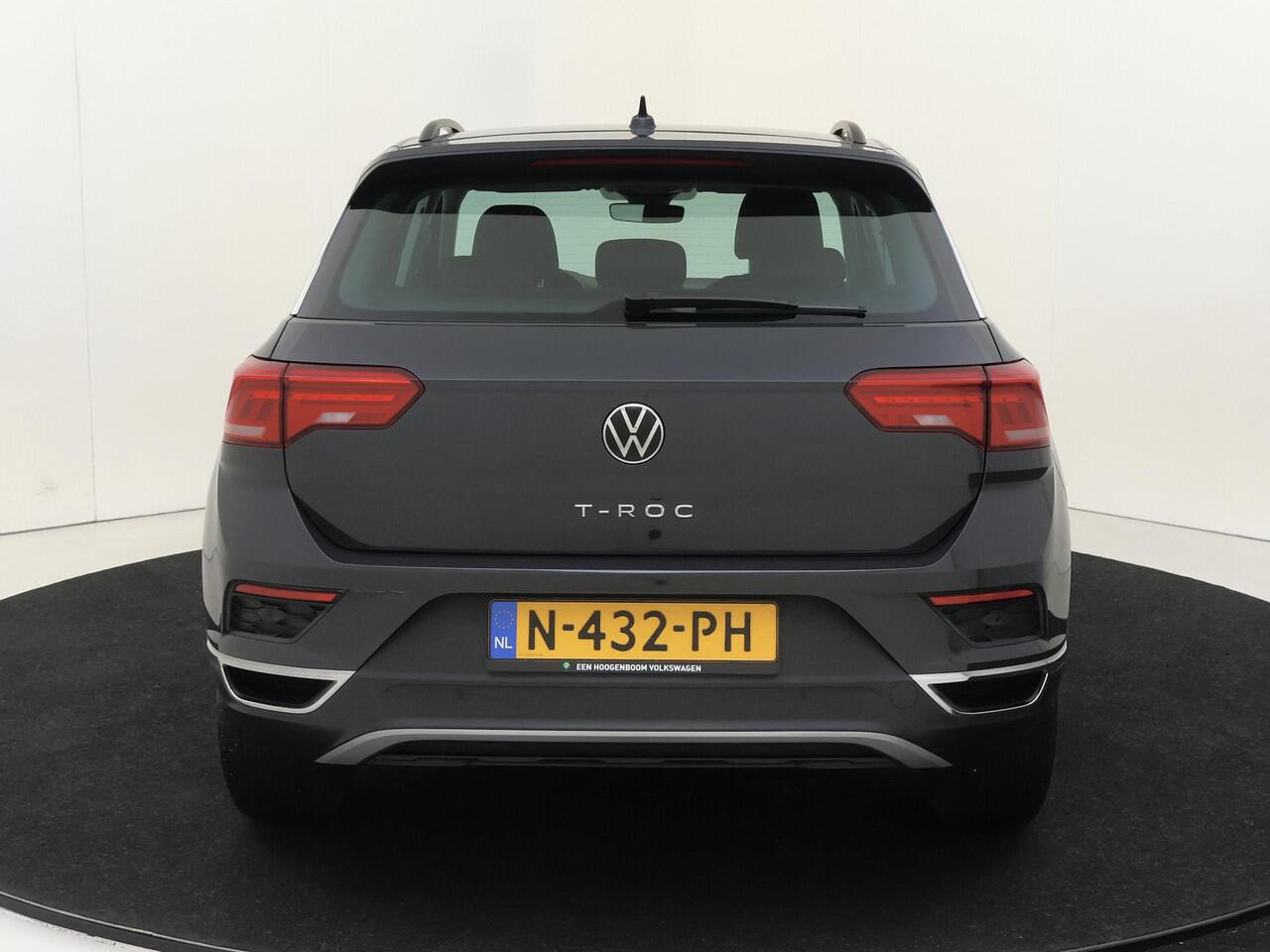 Volkswagen T-Roc 1.0 TSI Style | Achteruitrijcamera | Navigatie | Adaptieve cruise control | CarPlay | Draadloze telefoonlader | Parkeersensoren |