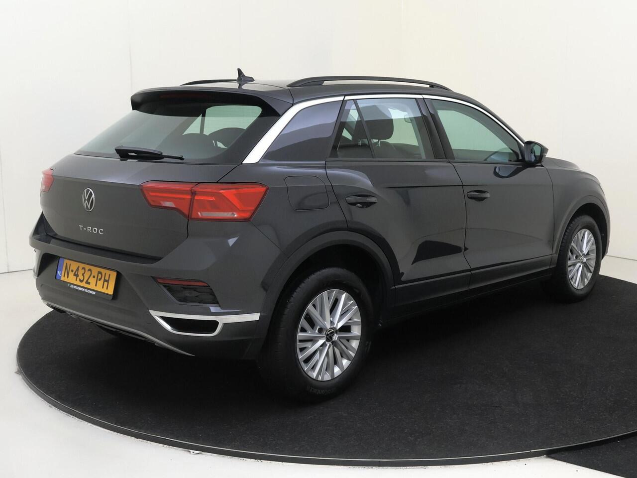 Volkswagen T-Roc 1.0 TSI Style | Achteruitrijcamera | Navigatie | Adaptieve cruise control | CarPlay | Draadloze telefoonlader | Parkeersensoren |
