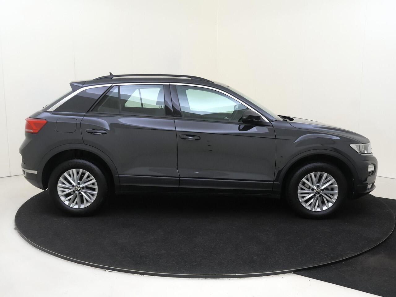 Volkswagen T-Roc 1.0 TSI Style | Achteruitrijcamera | Navigatie | Adaptieve cruise control | CarPlay | Draadloze telefoonlader | Parkeersensoren |