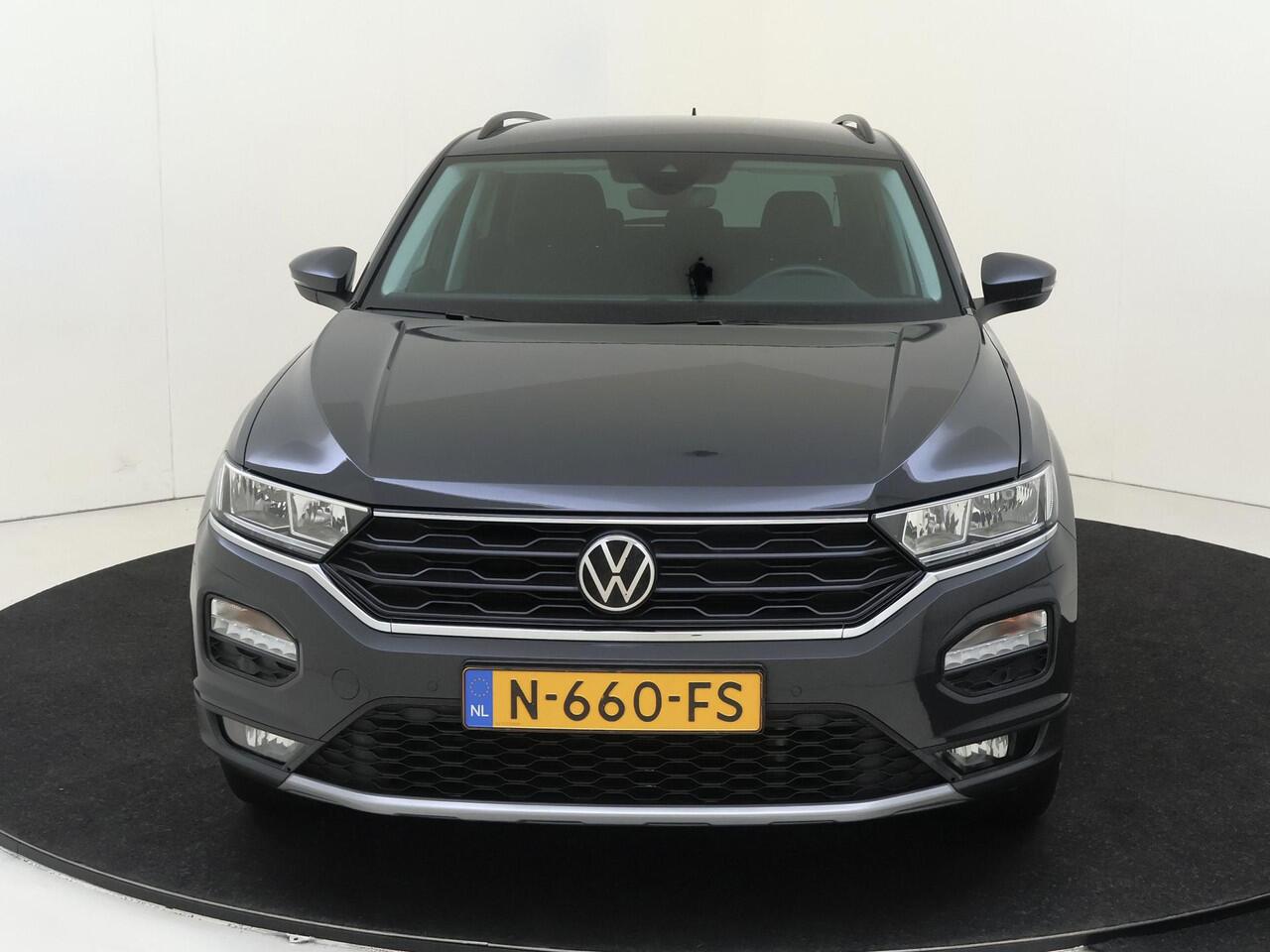 Volkswagen T-Roc 1.0 TSI Style | Navigatie | Parkeersensoren | CarPlay | Draadloze telefoonlader | Airco | Adaptieve cruise control |