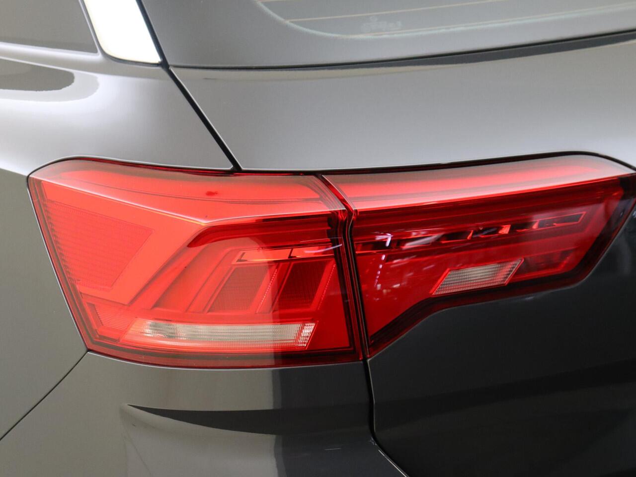 Volkswagen T-Roc 1.0 TSI Style | Navigatie | Parkeersensoren | CarPlay | Draadloze telefoonlader | Airco | Adaptieve cruise control |