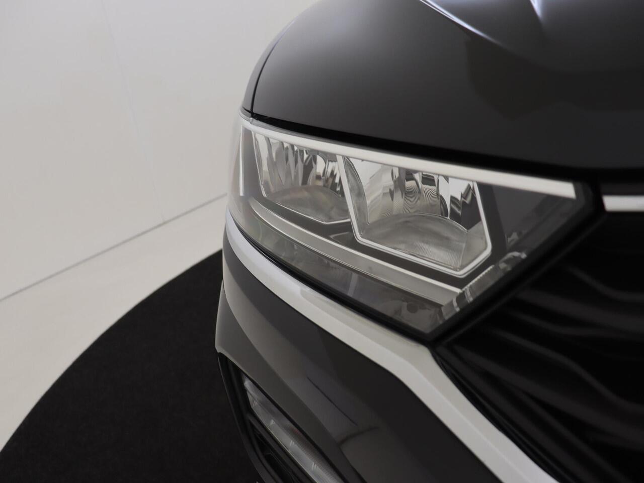 Volkswagen T-Roc 1.0 TSI Style | Navigatie | Parkeersensoren | CarPlay | Draadloze telefoonlader | Airco | Adaptieve cruise control |