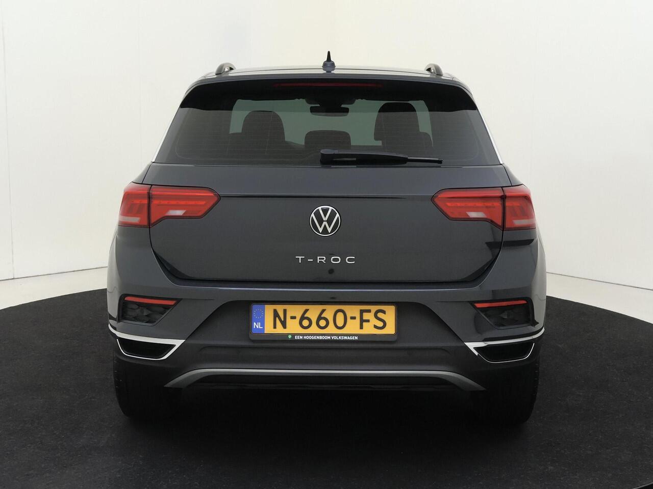 Volkswagen T-Roc 1.0 TSI Style | Navigatie | Parkeersensoren | CarPlay | Draadloze telefoonlader | Airco | Adaptieve cruise control |