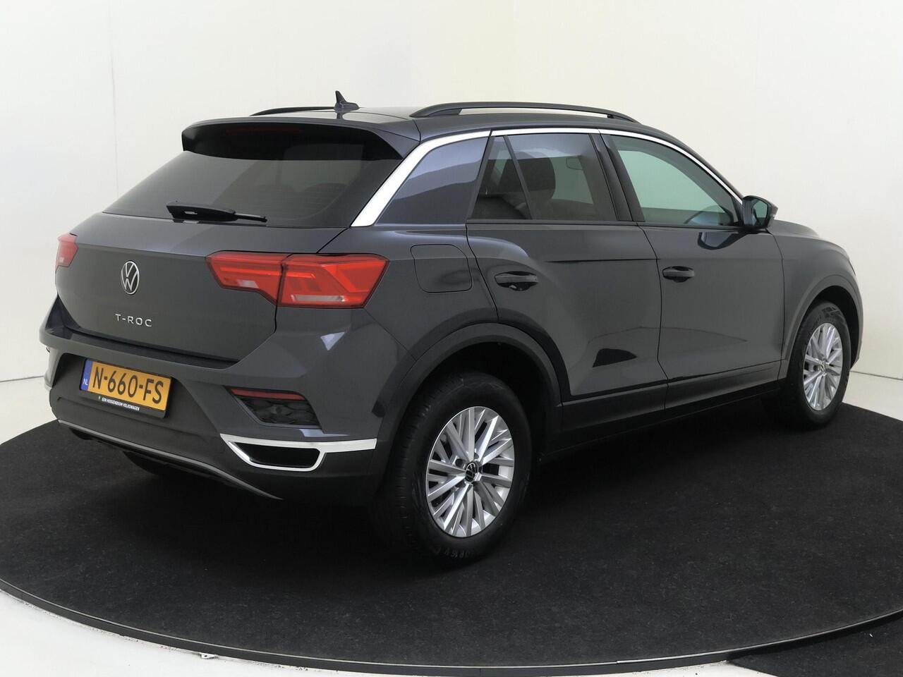 Volkswagen T-Roc 1.0 TSI Style | Navigatie | Parkeersensoren | CarPlay | Draadloze telefoonlader | Airco | Adaptieve cruise control |