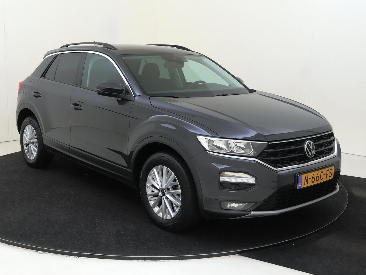 Volkswagen T-Roc 1.0 TSI Style | Navigatie | Parkeersensoren | CarPlay | Draadloze telefoonlader | Airco | Adaptieve cruise control |