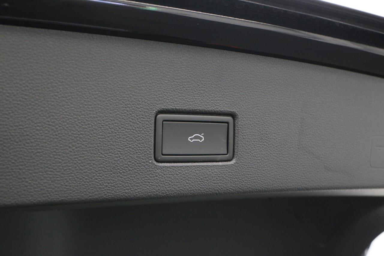 Volkswagen T-Roc 1.5 TSI 150 pk DSG Sport Business R / R-Line | Panoramadak | Trekhaak | Achteruitrijcamera | Stoelverwarming | Navigatie