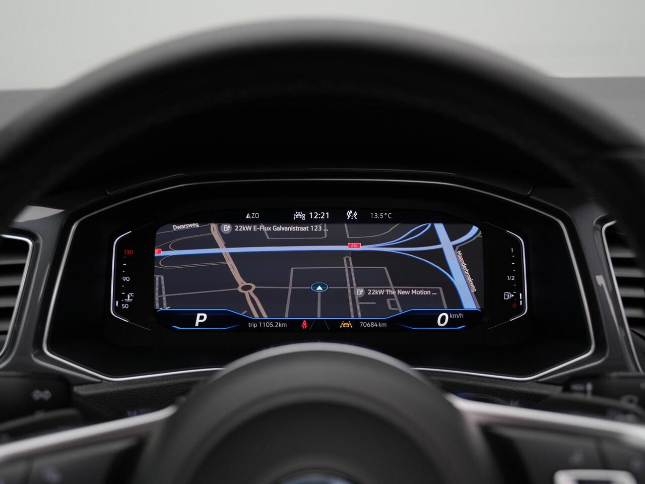 Volkswagen T-Roc 1.5 TSI 150 pk DSG Sport Business R / R-Line | Panoramadak | Trekhaak | Achteruitrijcamera | Stoelverwarming | Navigatie