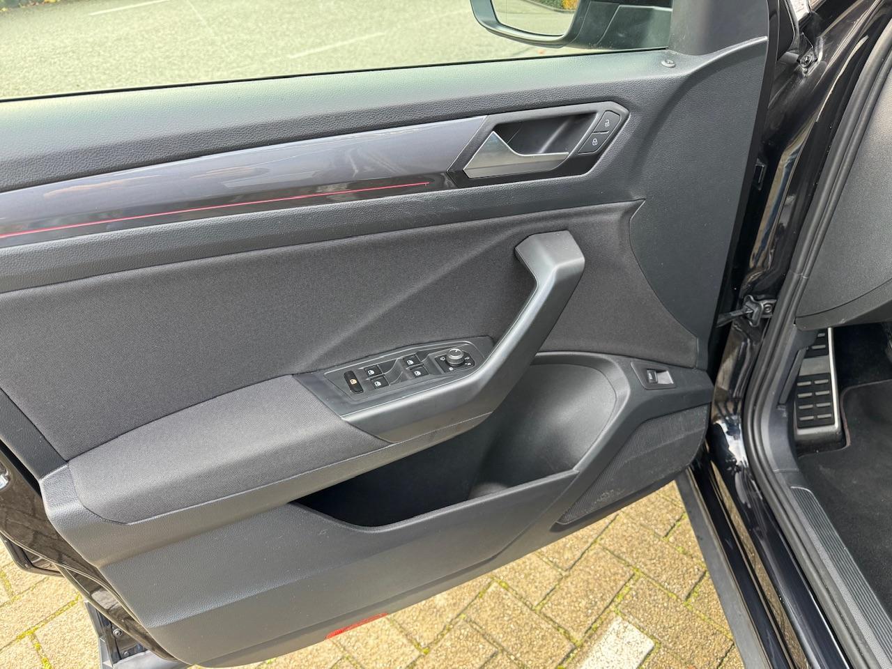 Volkswagen T-Roc 1.5 TSI Sport | LED | Camera | Navi | Cruise C. | St.kachel |