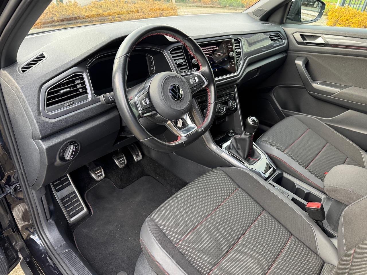 Volkswagen T-Roc 1.5 TSI Sport | LED | Camera | Navi | Cruise C. | St.kachel |