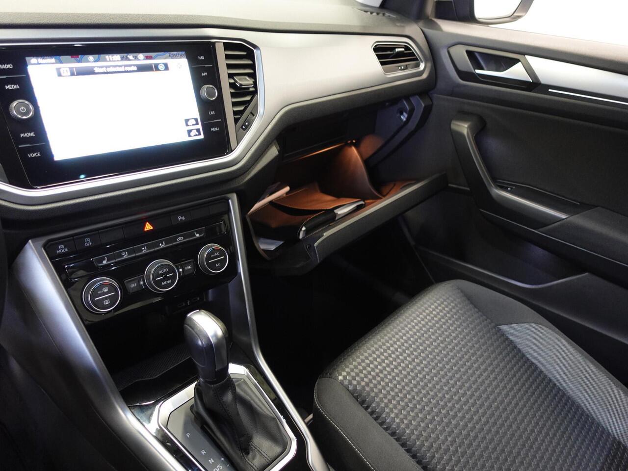 Volkswagen T-Roc 1.5 TSI DSG Active | Navigatie | Climate Control | Lane Assist | DAB | Parkeersensoren | Lichtmetalen Velgen | Privacy Glass