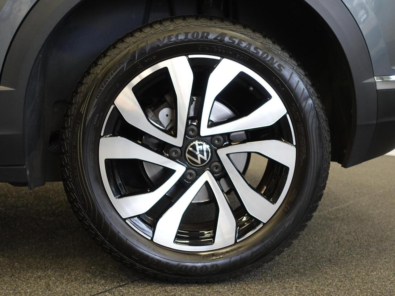 Volkswagen T-Roc 1.5 TSI DSG Active | Navigatie | Climate Control | Lane Assist | DAB | Parkeersensoren | Lichtmetalen Velgen | Privacy Glass