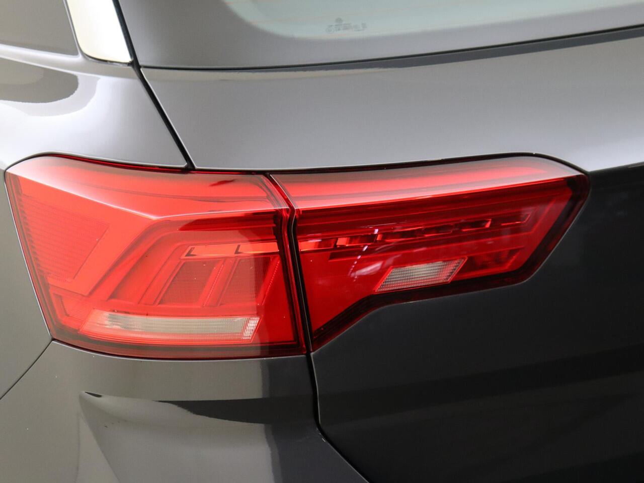 Volkswagen T-Roc 1.5 TSI Style | CarPlay | Airco | Parkeersensoren | Adaptieve cruise control | Lane- en frontassist | Bluetooth |