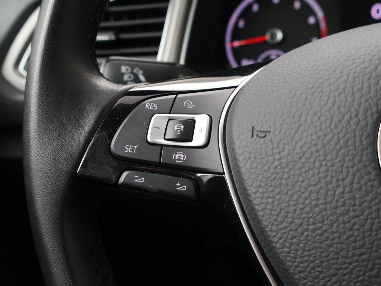 Volkswagen T-Roc 1.0 TSI Style | 110 PK | Trekhaak | Achteruitrijcamera | Adaptive cruise control |