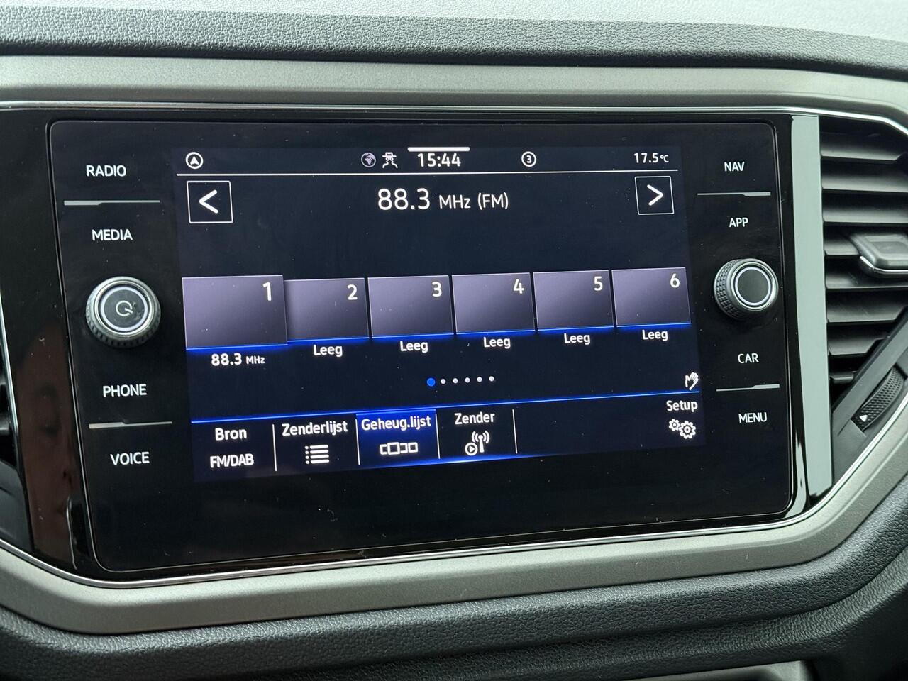 Volkswagen T-Roc 1.0 TSI Style | 110 PK | Adaptive cruise control | Climate control | Navigatiesysteem | Apple Carplay/Android Auto |