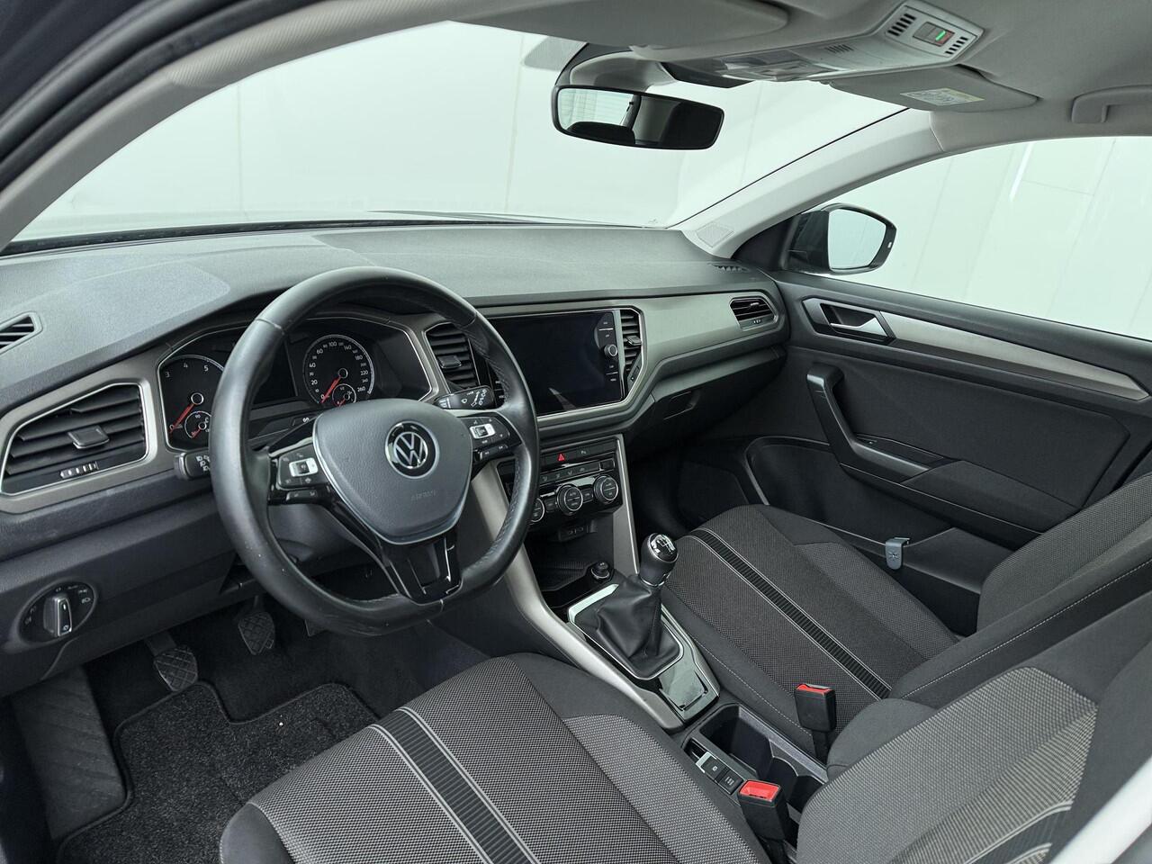 Volkswagen T-Roc 1.0 TSI Style | 110 PK | Adaptive cruise control | Climate control | Navigatiesysteem | Apple Carplay/Android Auto |