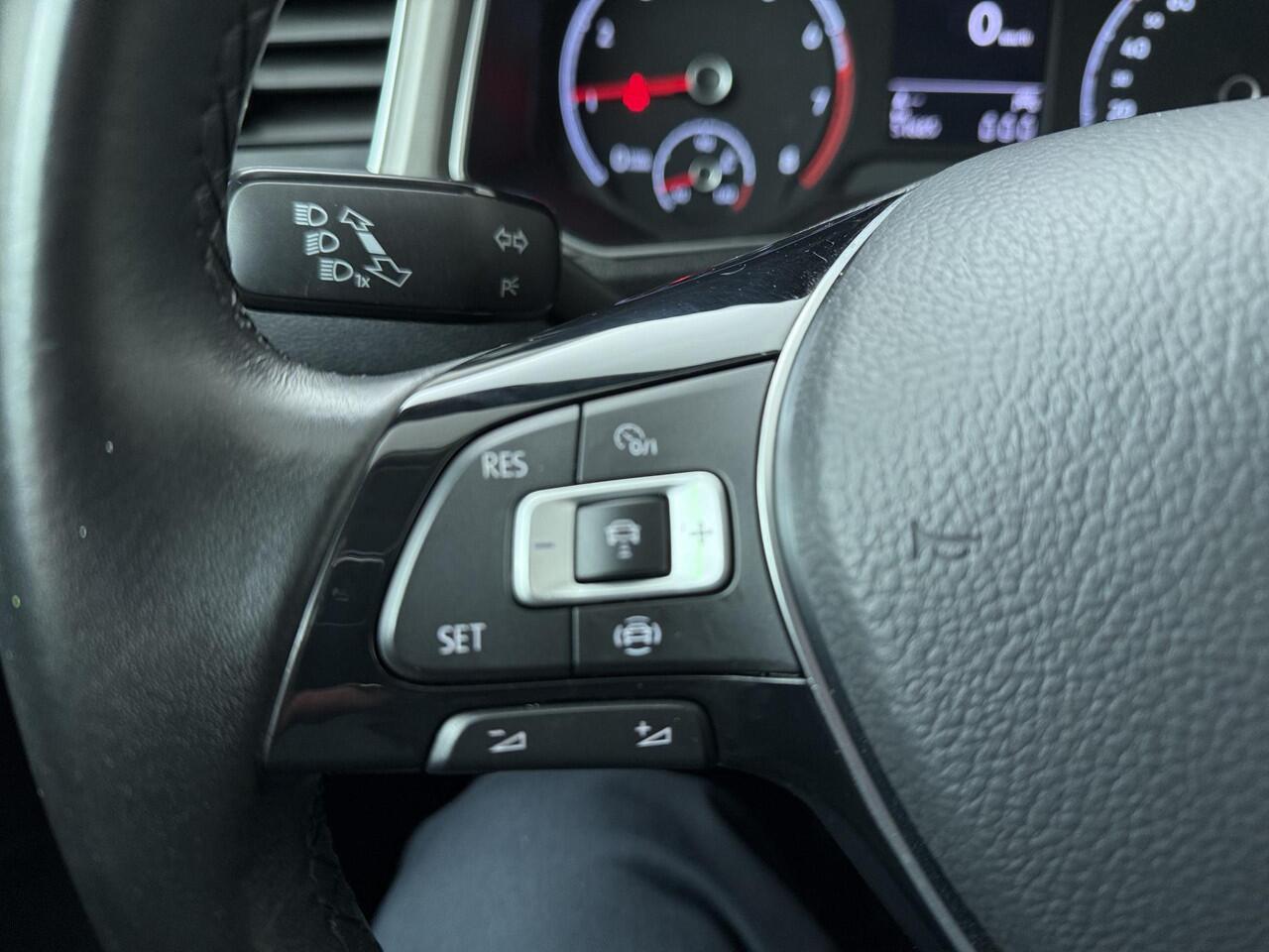 Volkswagen T-Roc 1.0 TSI Style | 110 PK | Adaptive cruise control | Climate control | Navigatiesysteem | Apple Carplay/Android Auto |