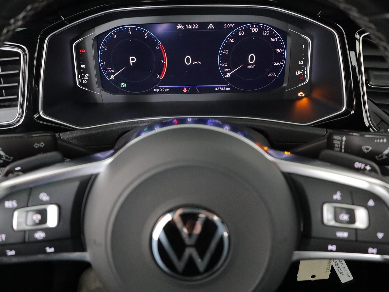 Volkswagen T-Roc 1.5 TSI Sport 150 pk Automaat (DSG) | Navigatie via App | Panoramadak | Parkeersensoren | Black Style pakket | Stoelverwarming |