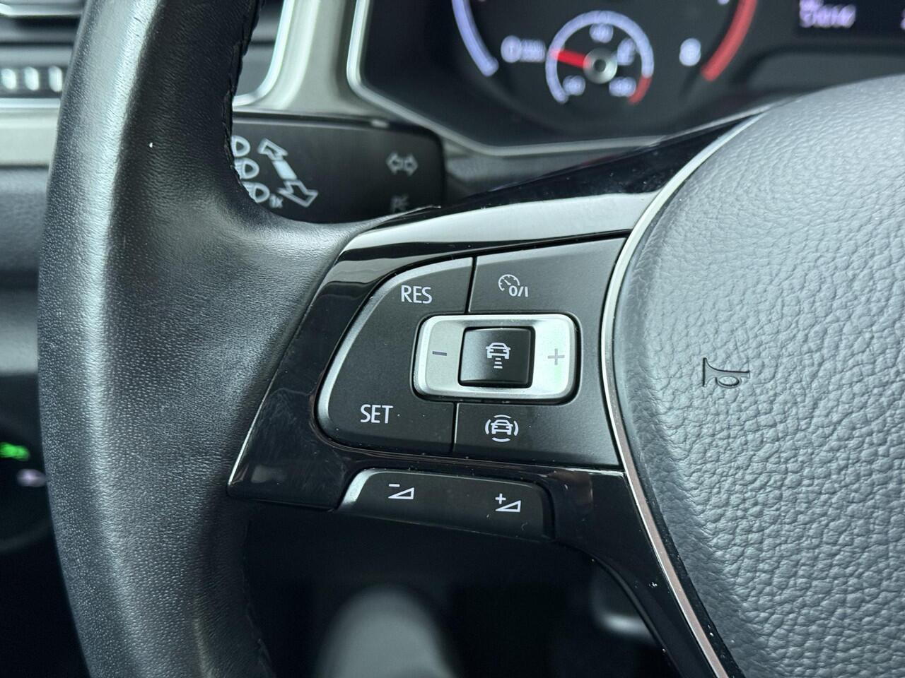 Volkswagen T-Roc 1.0 TSI Style | 110 PK | Achteruitrijcamera | Navigatiesysteem | Adaptive cruise control |