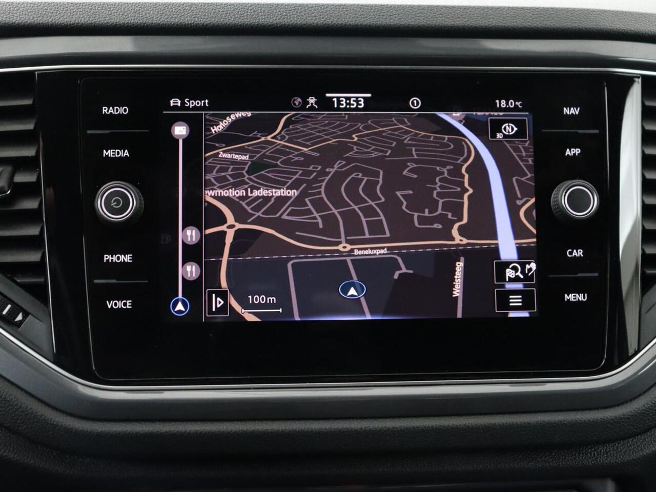 Volkswagen T-Roc 1.5 TSI Sport | Trekhaak | Camera | Carplay | Full LED | Adaptive cruise | Virtual Cockpit | Climate control | Navigatie | Bluetooth | Parkeerhulp