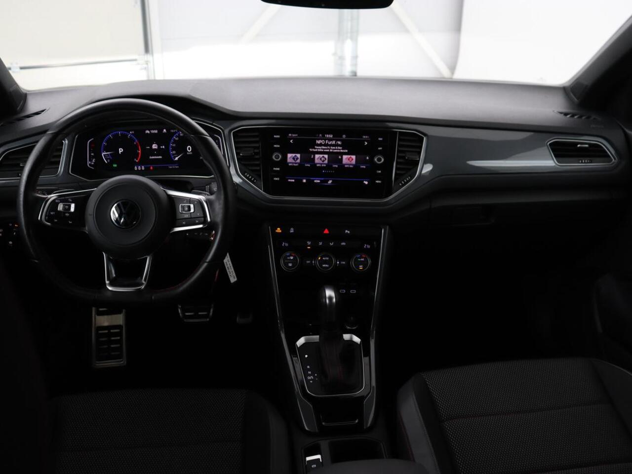 Volkswagen T-Roc 1.5 TSI Sport | Trekhaak | Camera | Carplay | Full LED | Adaptive cruise | Virtual Cockpit | Climate control | Navigatie | Bluetooth | Parkeerhulp