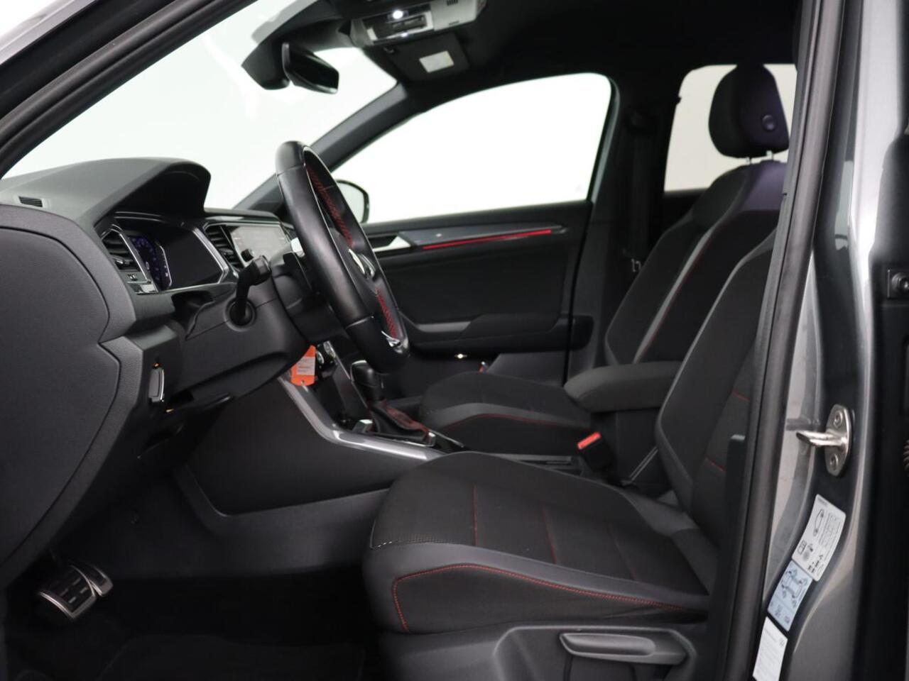 Volkswagen T-Roc 1.5 TSI Sport | Trekhaak | Camera | Carplay | Full LED | Adaptive cruise | Virtual Cockpit | Climate control | Navigatie | Bluetooth | Parkeerhulp