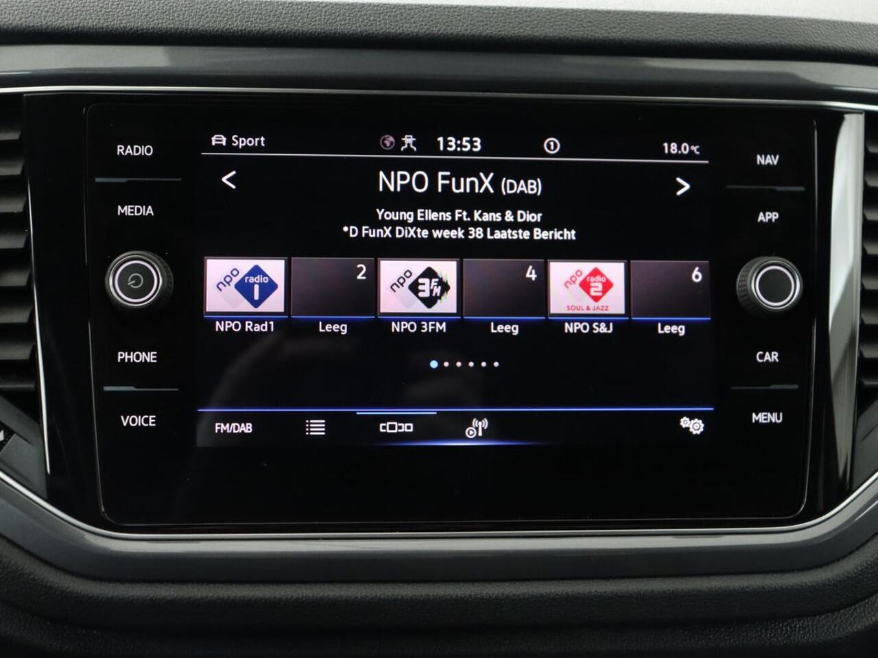 Volkswagen T-Roc 1.5 TSI Sport | Trekhaak | Camera | Carplay | Full LED | Adaptive cruise | Virtual Cockpit | Climate control | Navigatie | Bluetooth | Parkeerhulp