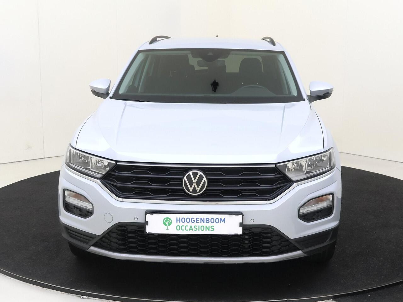 Volkswagen T-Roc 1.0 TSI Style | Adaptieve cruise control | CarPlay | Achteruitrijcamera | Dodehoek detectie | Climate control | Elektrisch inklapbare buitenspiegels | Parkeersensoren |