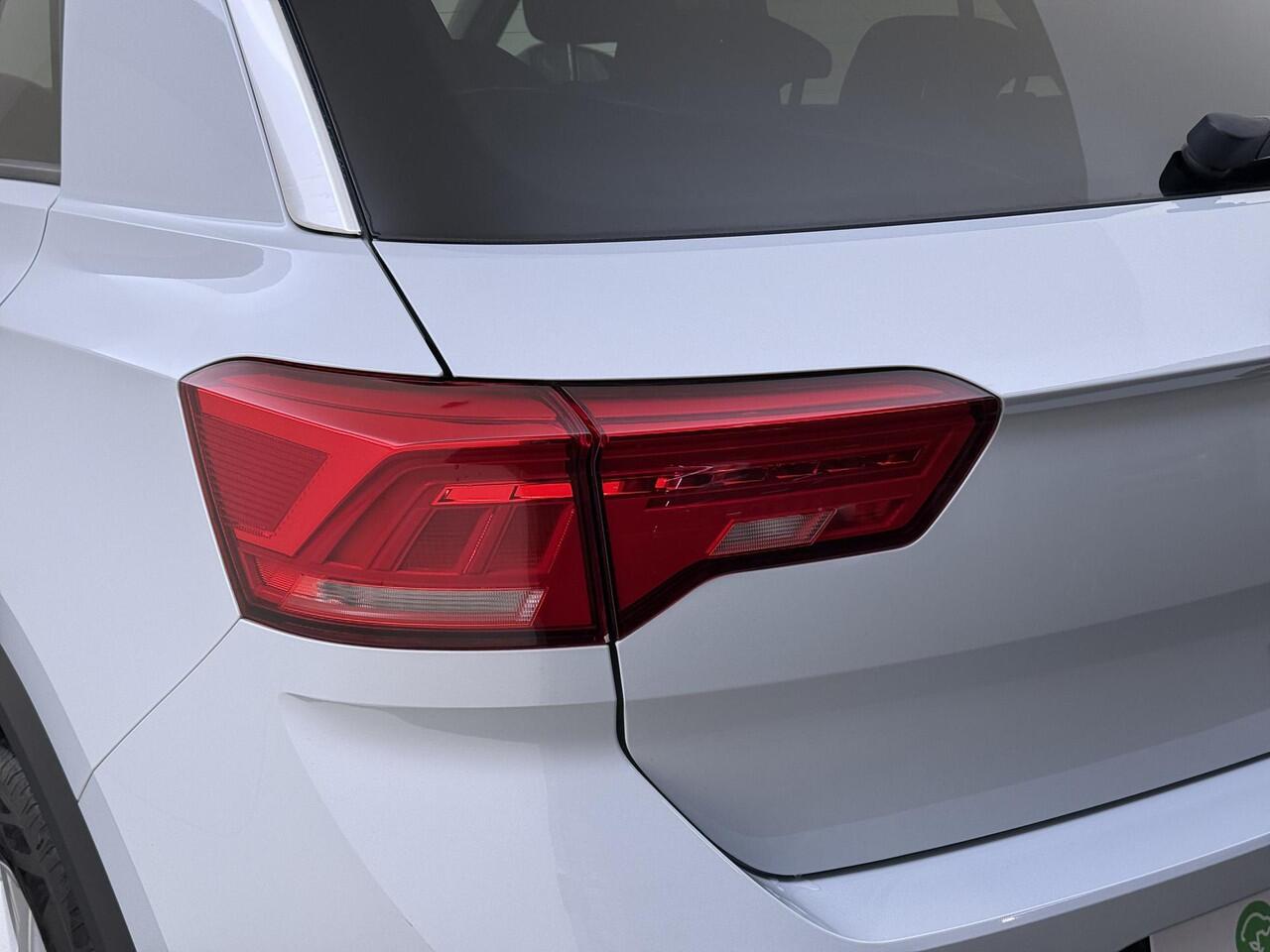 Volkswagen T-Roc 1.0 TSI Style | Adaptieve cruise control | CarPlay | Achteruitrijcamera | Dodehoek detectie | Climate control | Elektrisch inklapbare buitenspiegels | Parkeersensoren |