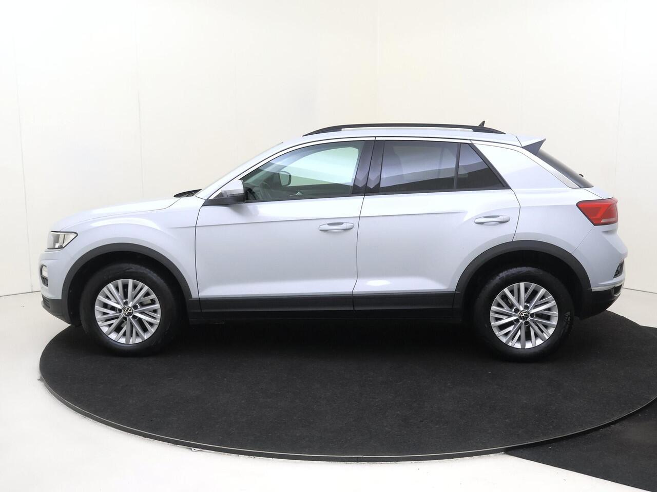 Volkswagen T-Roc 1.0 TSI Style | Adaptieve cruise control | CarPlay | Achteruitrijcamera | Dodehoek detectie | Climate control | Elektrisch inklapbare buitenspiegels | Parkeersensoren |