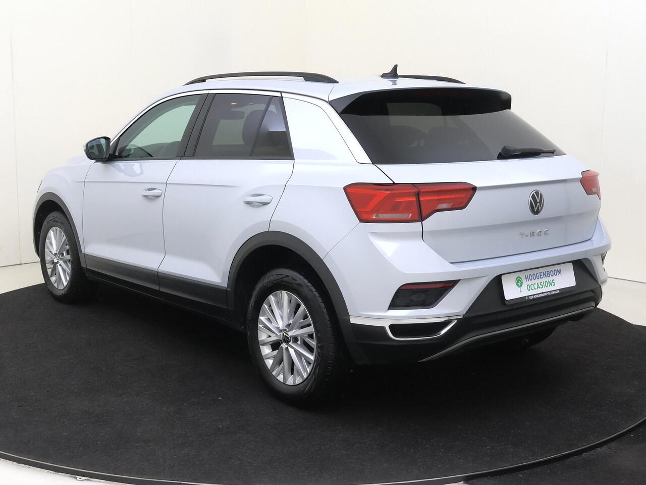 Volkswagen T-Roc 1.0 TSI Style | Adaptieve cruise control | CarPlay | Achteruitrijcamera | Dodehoek detectie | Climate control | Elektrisch inklapbare buitenspiegels | Parkeersensoren |