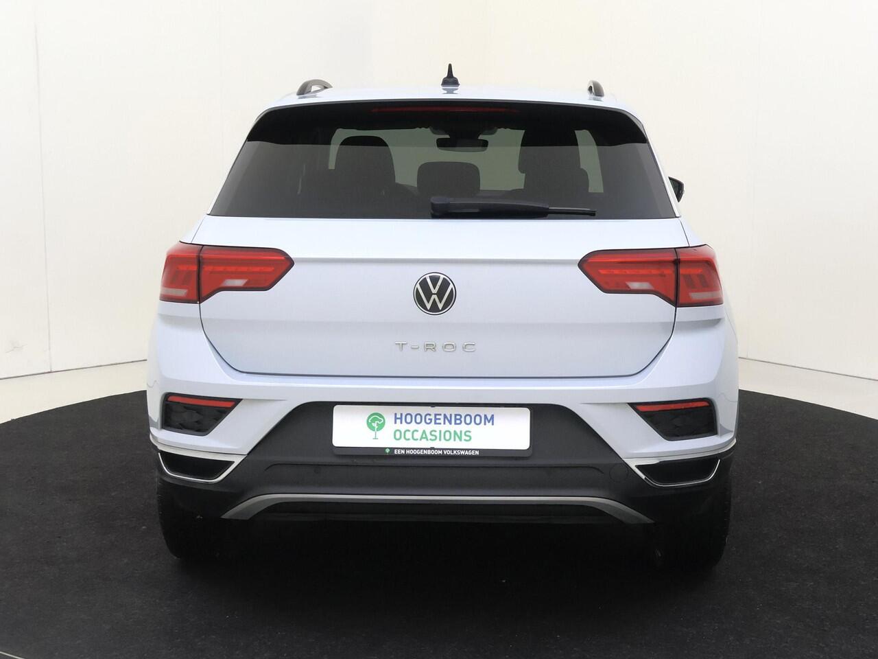 Volkswagen T-Roc 1.0 TSI Style | Adaptieve cruise control | CarPlay | Achteruitrijcamera | Dodehoek detectie | Climate control | Elektrisch inklapbare buitenspiegels | Parkeersensoren |