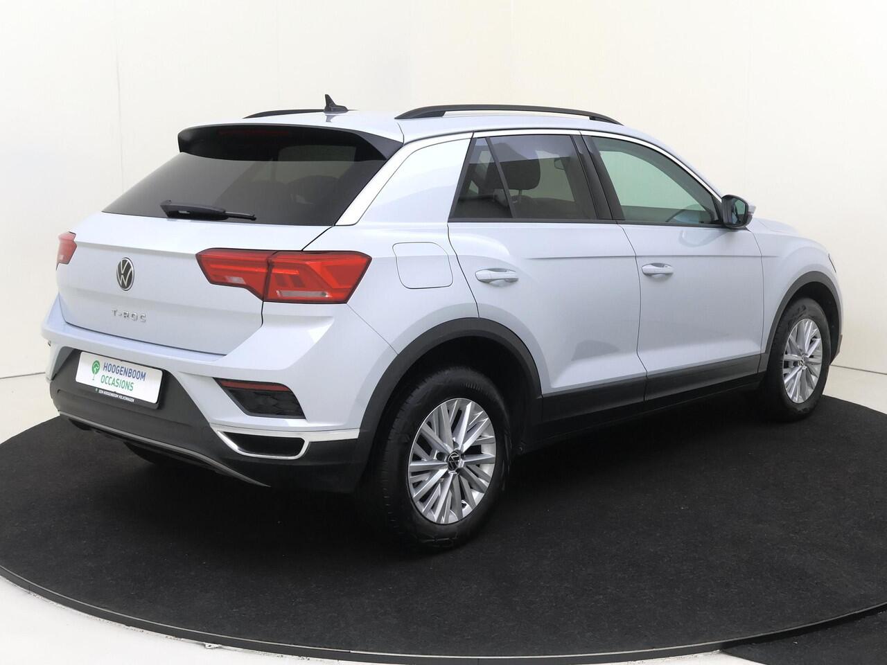 Volkswagen T-Roc 1.0 TSI Style | Adaptieve cruise control | CarPlay | Achteruitrijcamera | Dodehoek detectie | Climate control | Elektrisch inklapbare buitenspiegels | Parkeersensoren |
