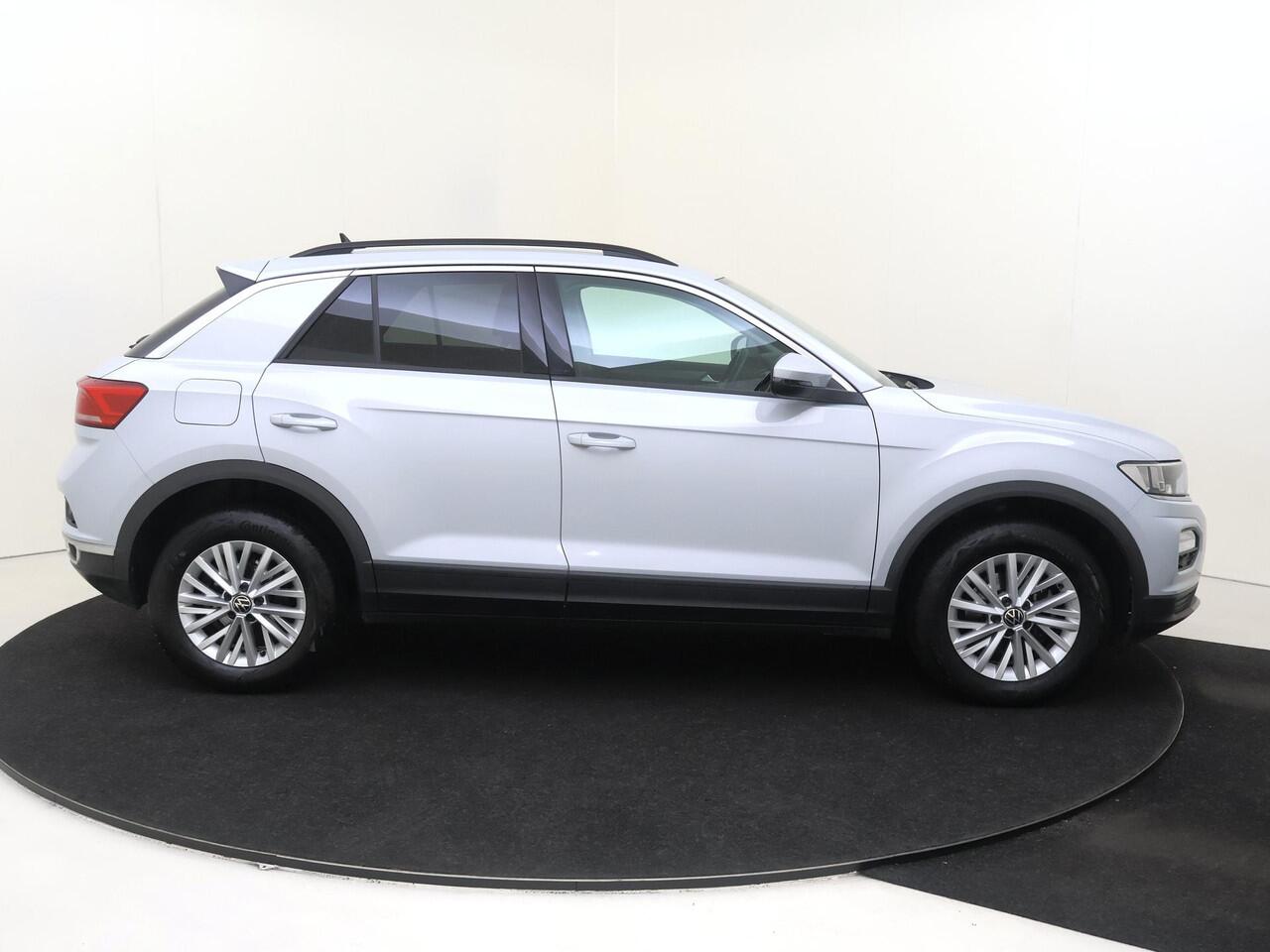 Volkswagen T-Roc 1.0 TSI Style | Adaptieve cruise control | CarPlay | Achteruitrijcamera | Dodehoek detectie | Climate control | Elektrisch inklapbare buitenspiegels | Parkeersensoren |
