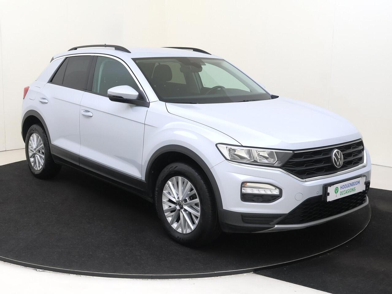 Volkswagen T-Roc 1.0 TSI Style | Adaptieve cruise control | CarPlay | Achteruitrijcamera | Dodehoek detectie | Climate control | Elektrisch inklapbare buitenspiegels | Parkeersensoren |
