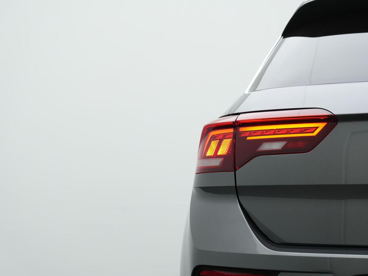 Volkswagen T-Roc 1.5 TSI 150 pk DSG Sport Business R / R-Line | Panoramadak | Achteruitrijcamera | Stoelverwarming | Navigatie