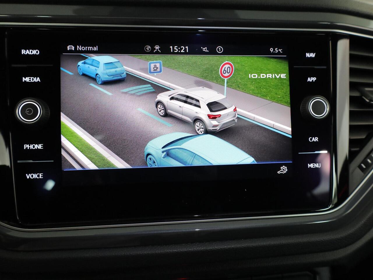 Volkswagen T-Roc 1.5 TSI Sport 150 PK DSG | Panorama dak | Parkeercamera | Stoel- en stuurverwarming | Elektrische achterklep |