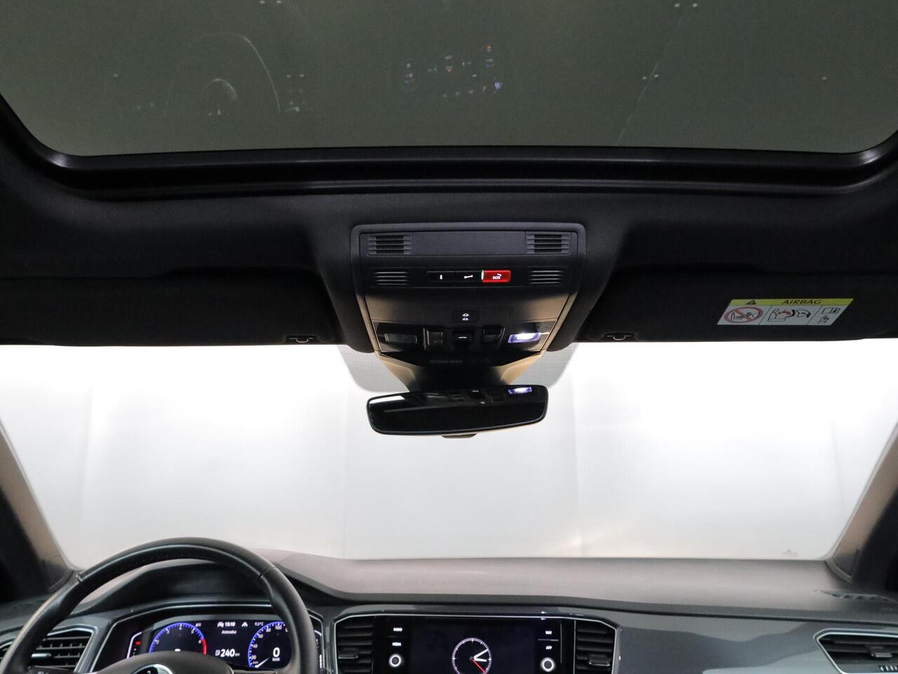 Volkswagen T-Roc 1.5 TSI Sport 150 PK DSG | Panorama dak | Parkeercamera | Stoel- en stuurverwarming | Elektrische achterklep |