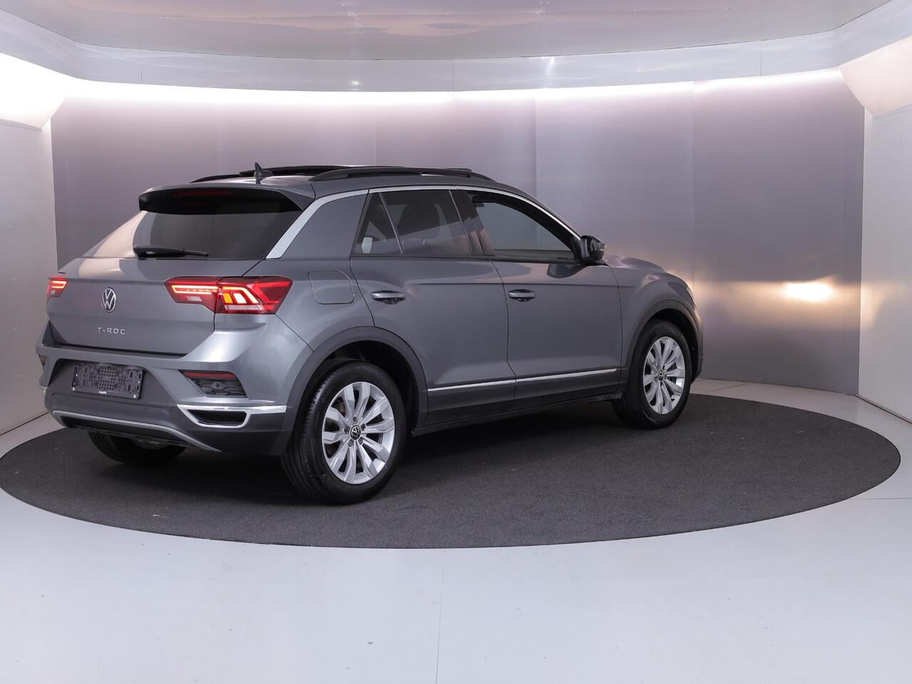 Volkswagen T-Roc 1.5 TSI Sport 150 PK DSG | Panorama dak | Parkeercamera | Stoel- en stuurverwarming | Elektrische achterklep |
