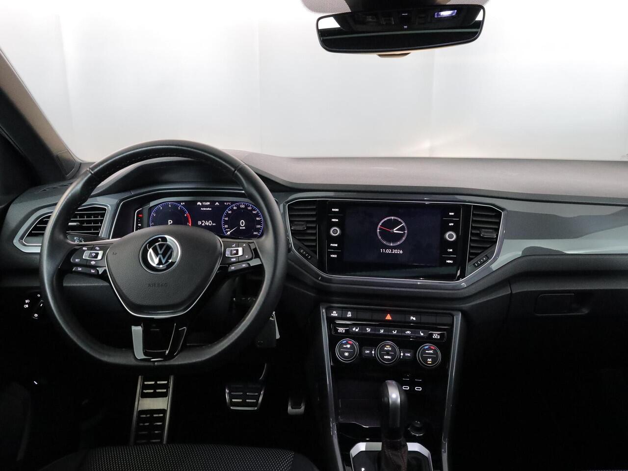 Volkswagen T-Roc 1.5 TSI Sport 150 PK DSG | Panorama dak | Parkeercamera | Stoel- en stuurverwarming | Elektrische achterklep |