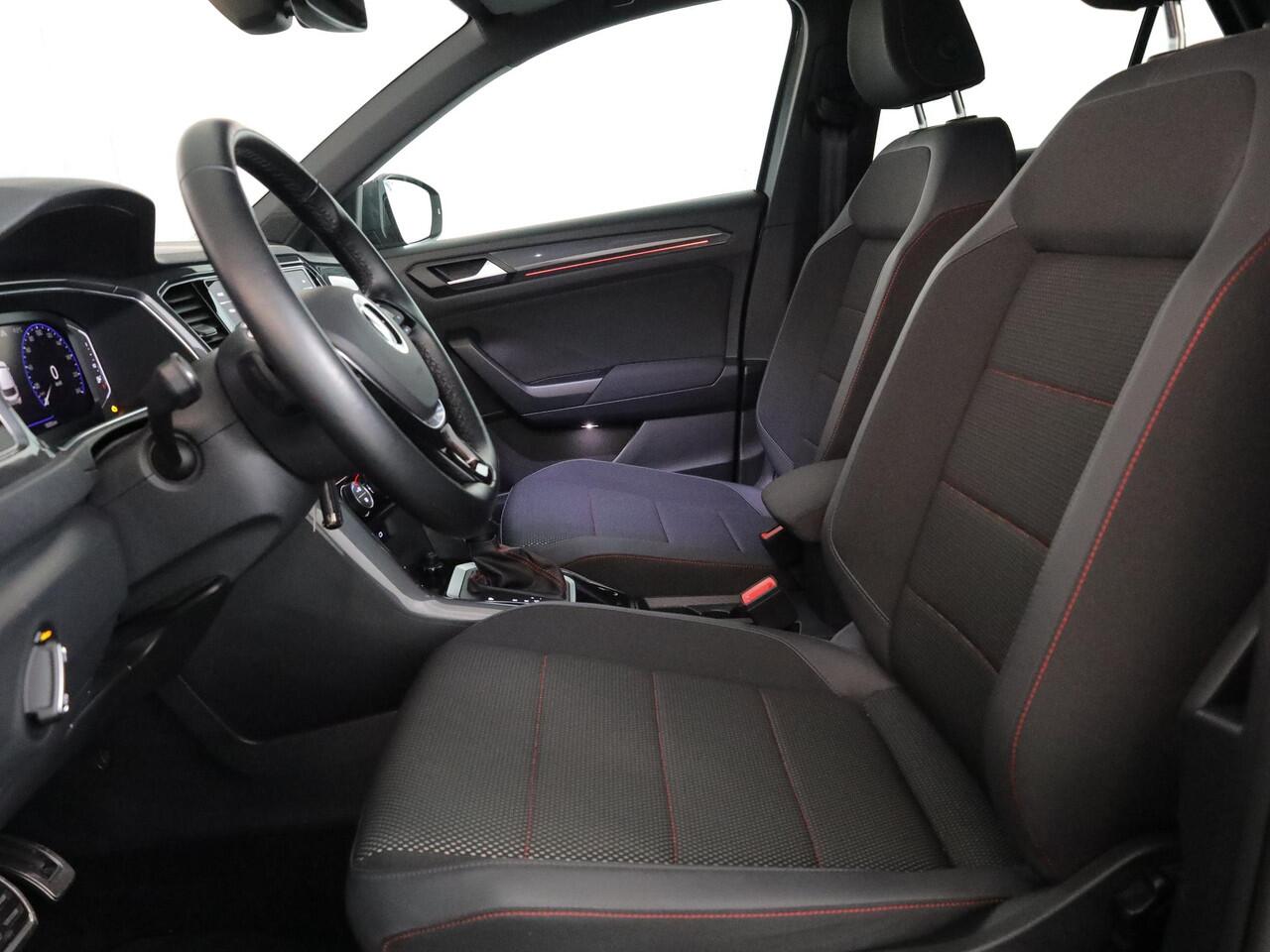 Volkswagen T-Roc 1.5 TSI Sport 150 PK DSG | Panorama dak | Parkeercamera | Stoel- en stuurverwarming | Elektrische achterklep |