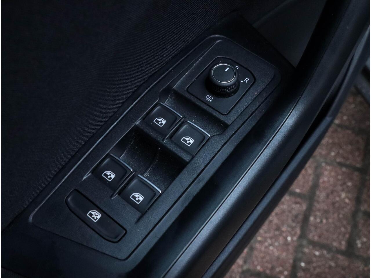 Volkswagen T-Roc 1.5 TSI Style Business 150pk Automaat | 44.390km!