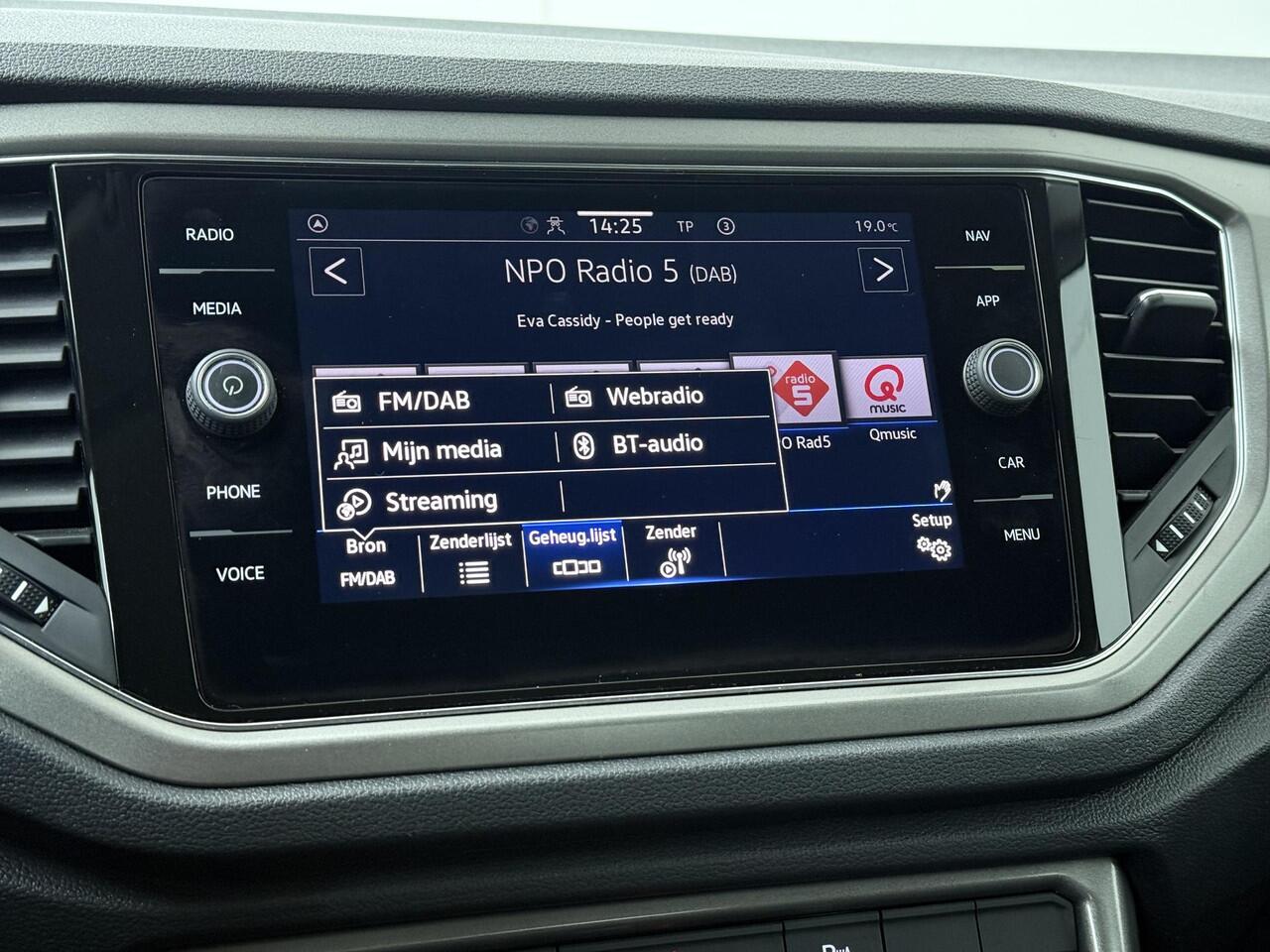 Volkswagen T-Roc 1.0 TSI Style | 110 PK | Adaptive cruise control | Airco | Lane assist |