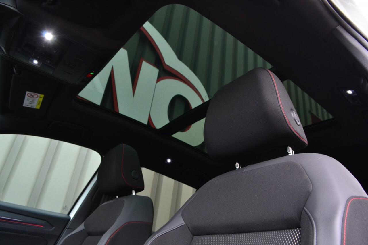 Volkswagen T-Roc 1.5 TSI DSG R-Line Pano/Camera/LED/Trekhaak