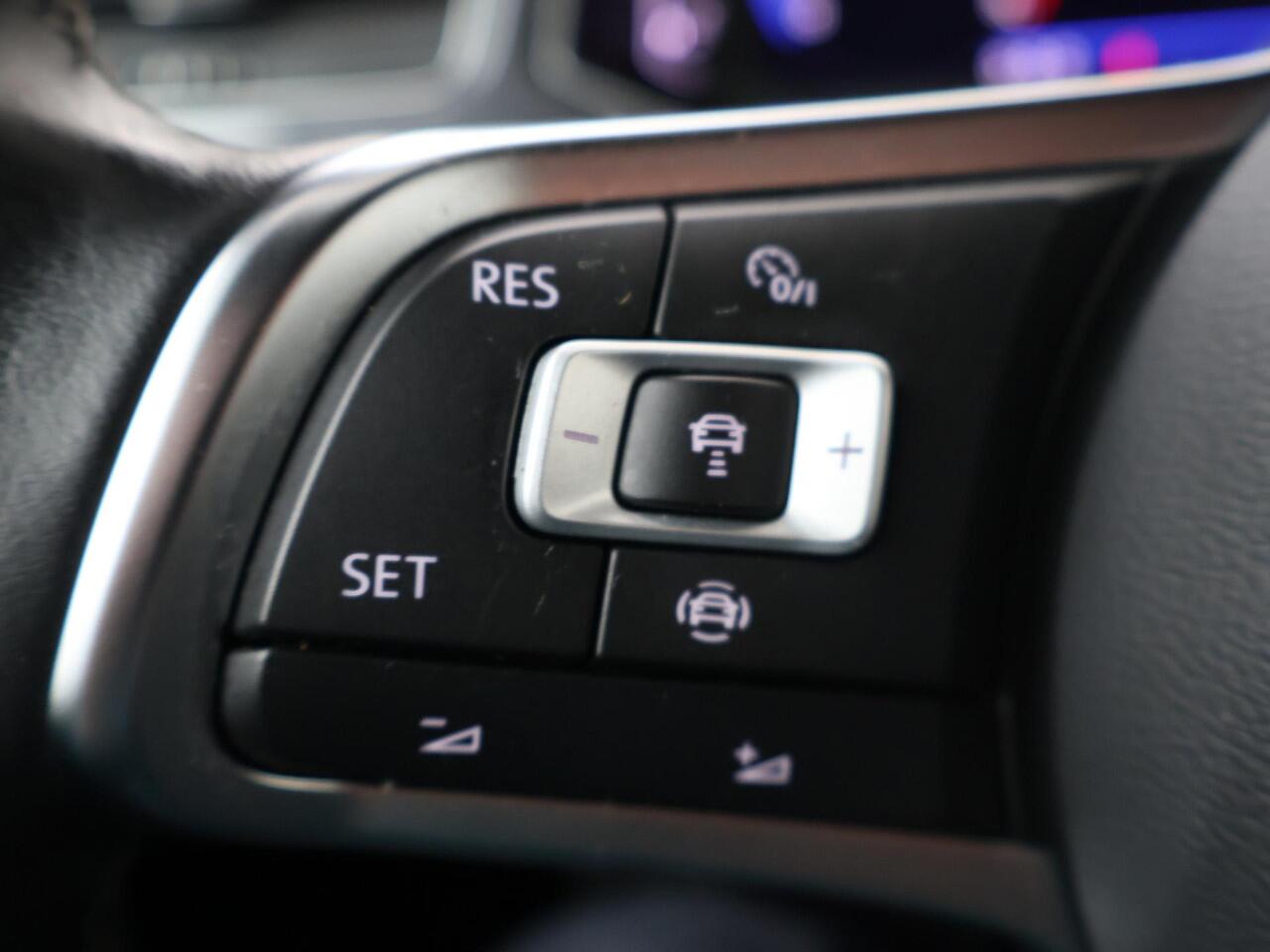 Volkswagen T-Roc 1.5 TSI Sport | 150 PK | LED verlichting | Adaptive cruise control | 19"LM velgen | R-Line |